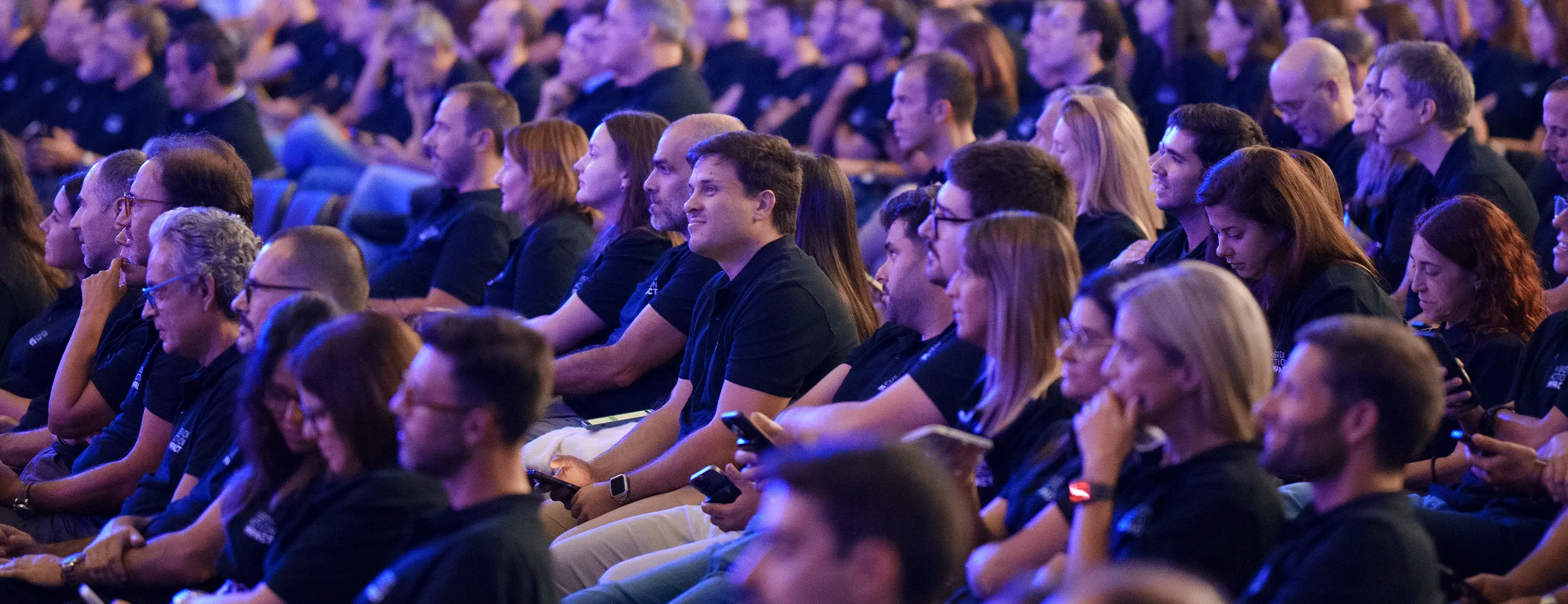 Colaboradores sentados num auditório, a assistir à Convenção de Quadros da Salvador Caetano.