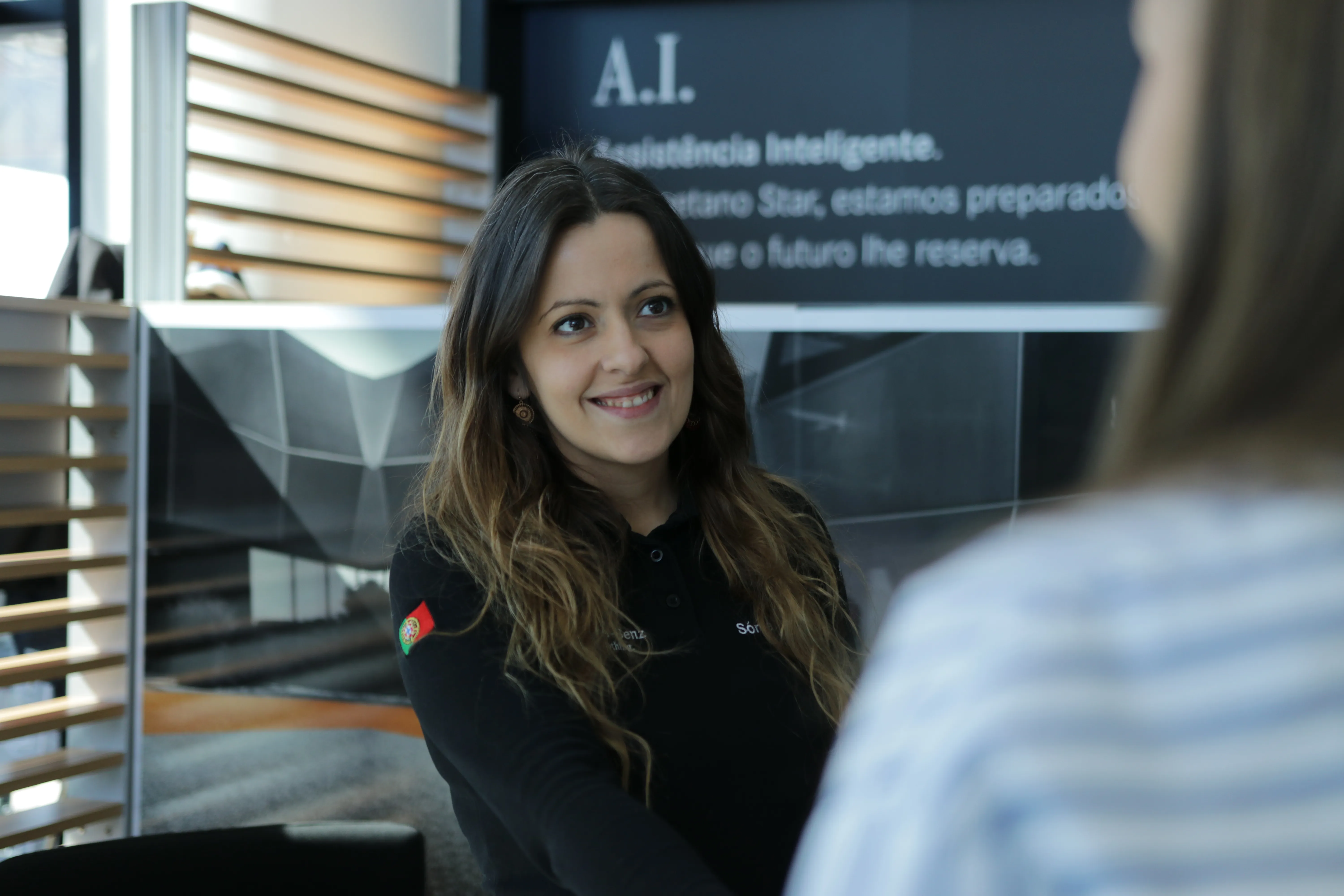Pessoa em ambiente corporativo, em interação profissional num espaço interior.