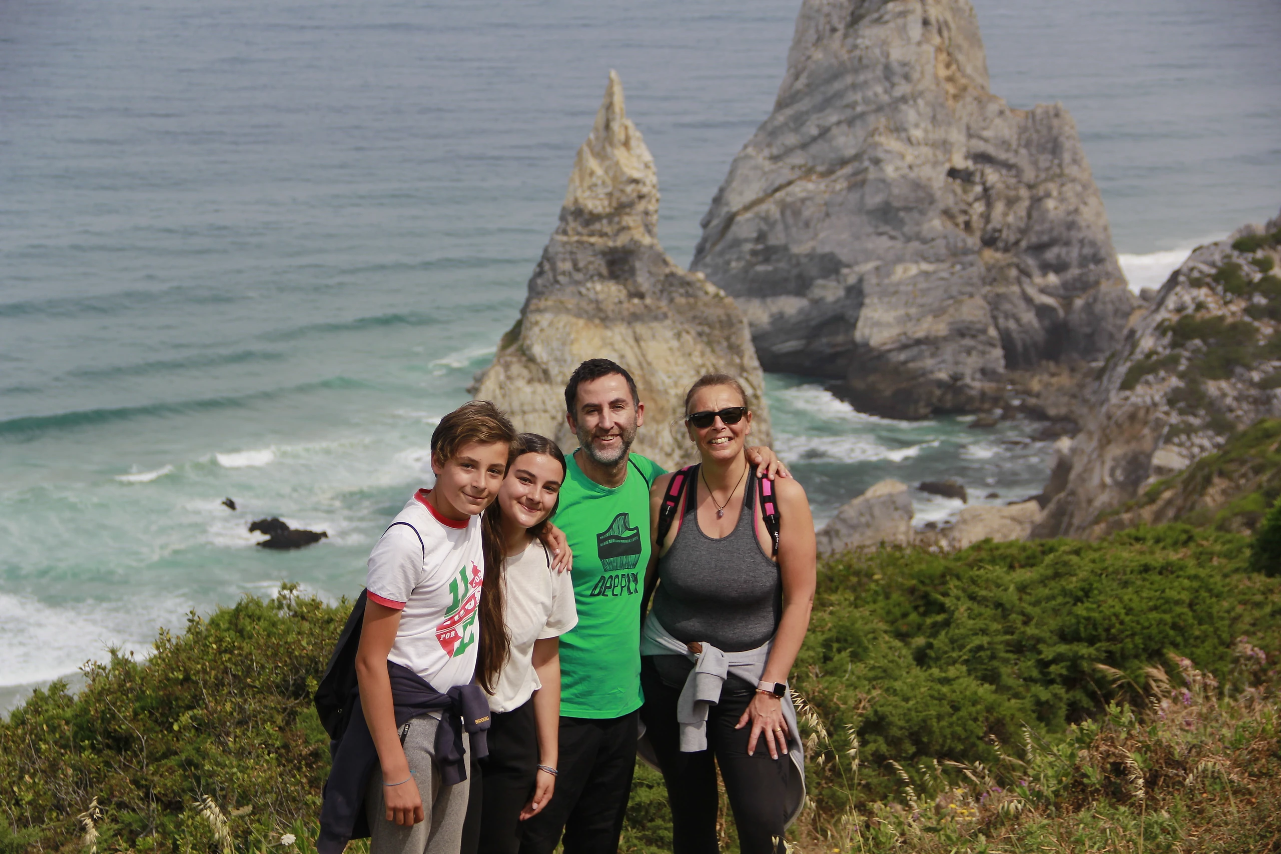 Colaborador com a sua família ao ar livre junto a uma paisagem costeira, no âmbito de um evento do Grupo.