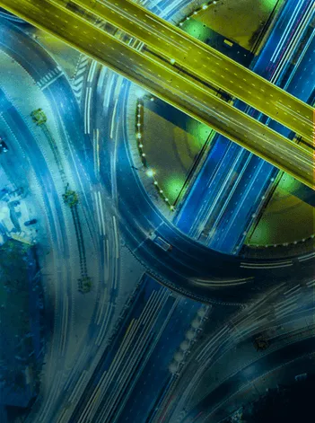 Vista aérea de um complexo de estradas e viadutos sobrepostos, com múltiplas vias de circulação.