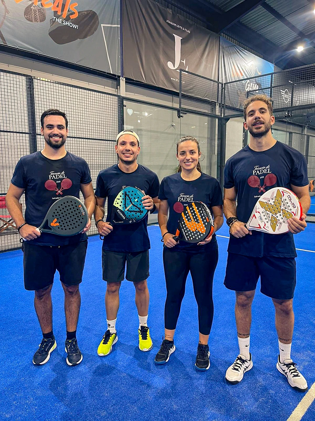 Colaboradores com equipamento desportivo, reunidos no torneio de padel do Grupo.