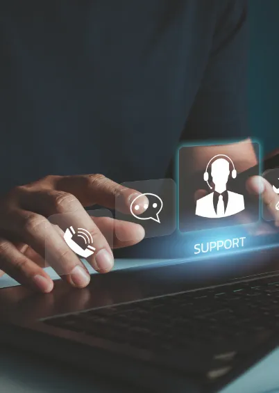 Mãos a pairar sobre um ecrã tátil que mostra ícones de suporte técnico, como telefone, chat e um agente de suporte, com o texto "SUPPORT" sublinhado.