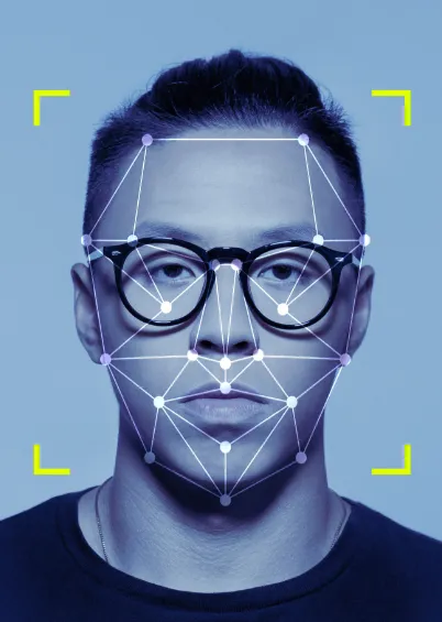O rosto de um homem com óculos, com um mapa digital de linhas e pontos sobreposto, simbolizando tecnologia de reconhecimento facial.