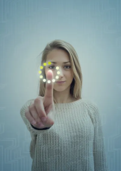 Uma mulher a apontar para uma animação de carregamento circular digital, com um padrão de circuito no fundo.