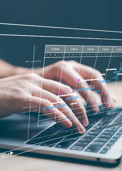 As mãos de uma pessoa a digitar num computador portátil, com uma sobreposição digital de um cronograma de projeto (gráfico de Gantt) a ser projetado acima do teclado.